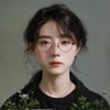含羞草研究所内容主编苏以安头像，文艺气质的年轻男性编辑形象